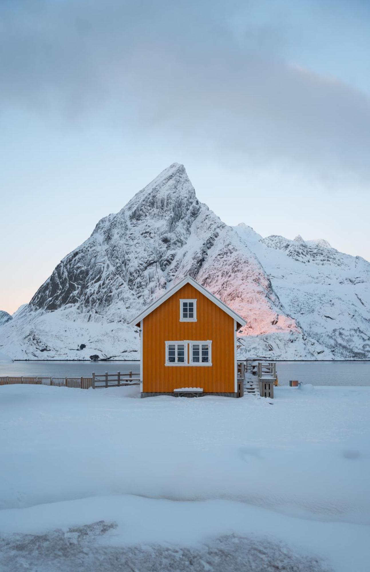 The Famous Yellow House Reine Exterior foto