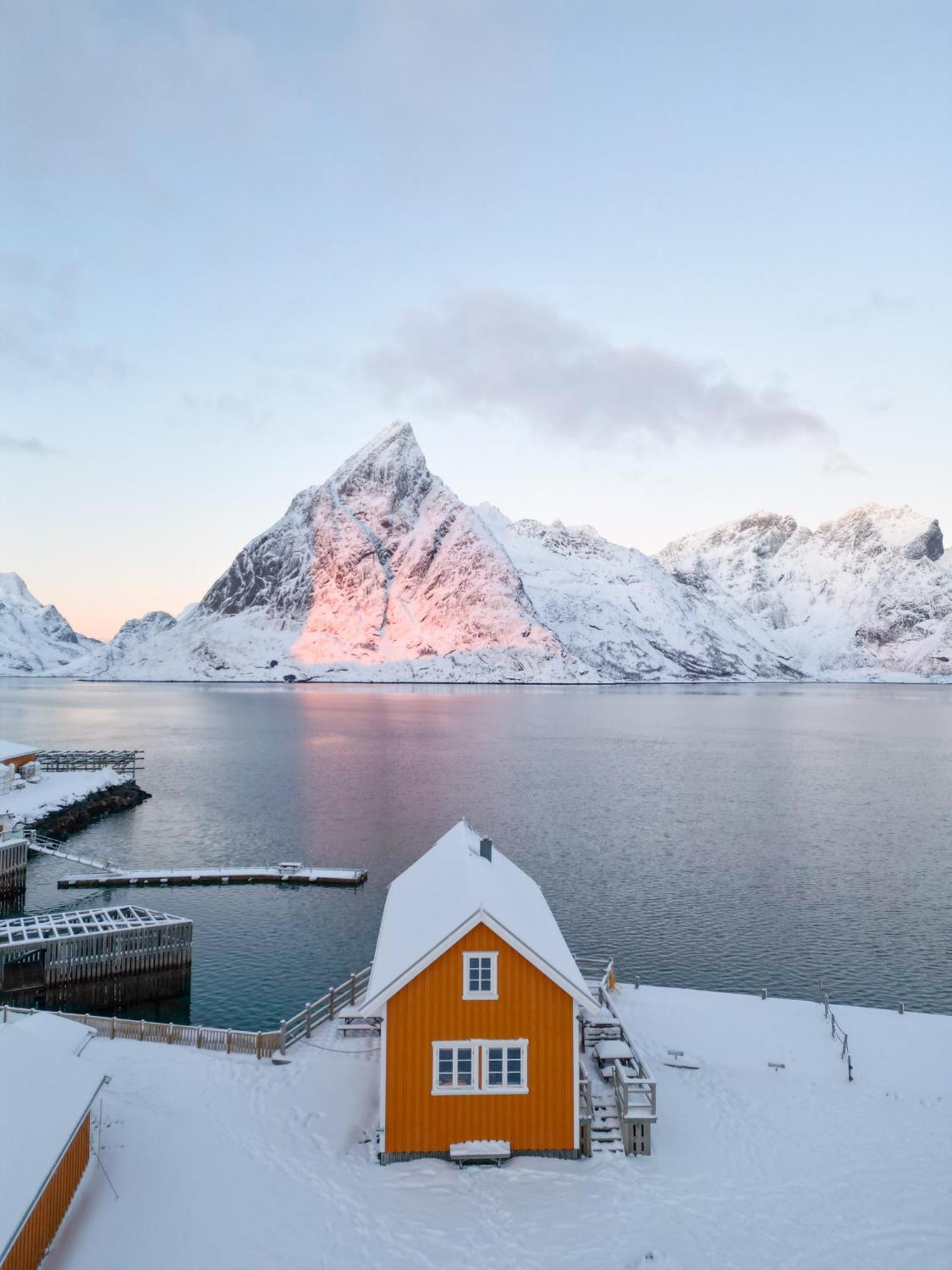 The Famous Yellow House Reine Exterior foto