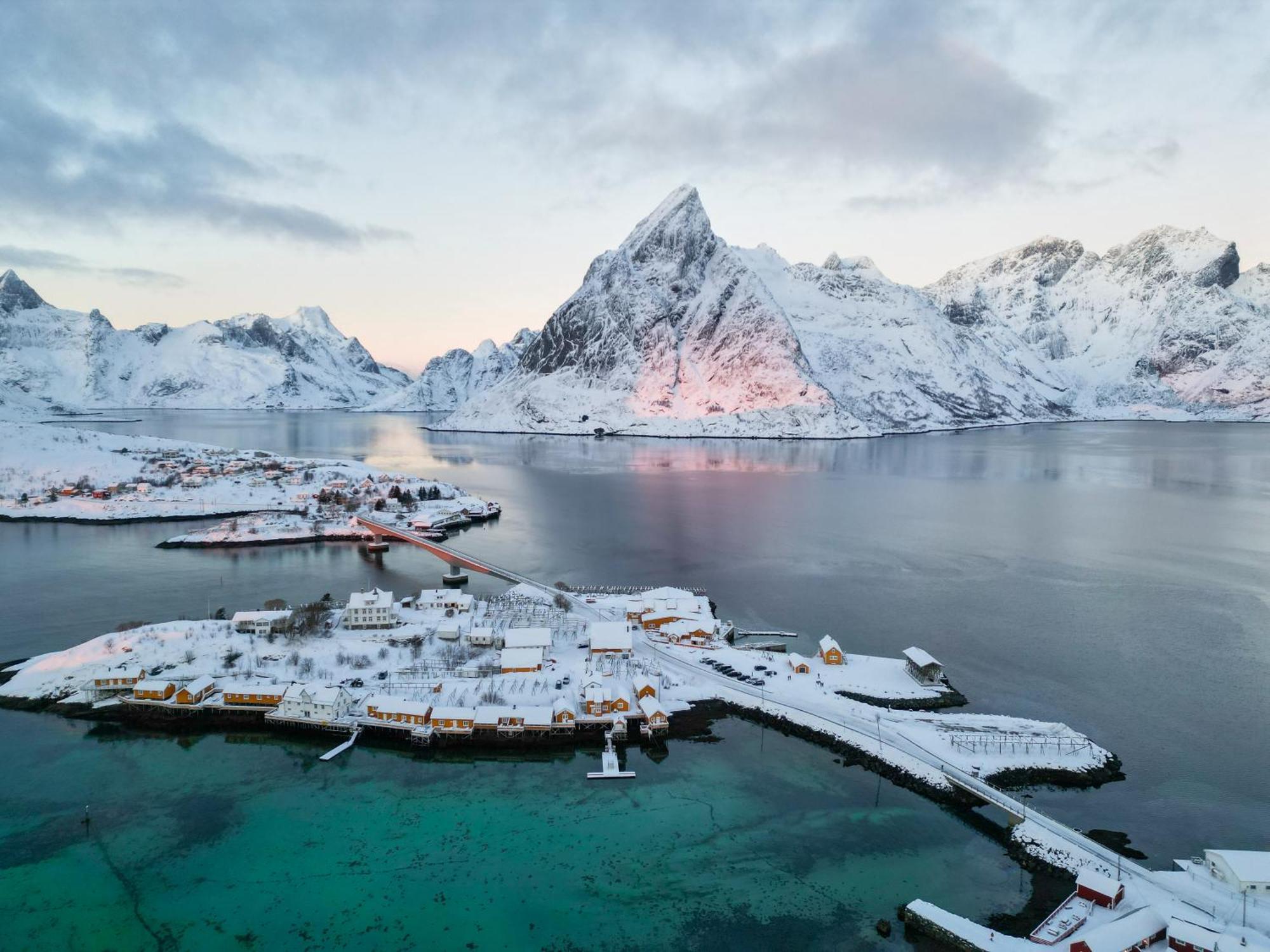 The Famous Yellow House Reine Exterior foto