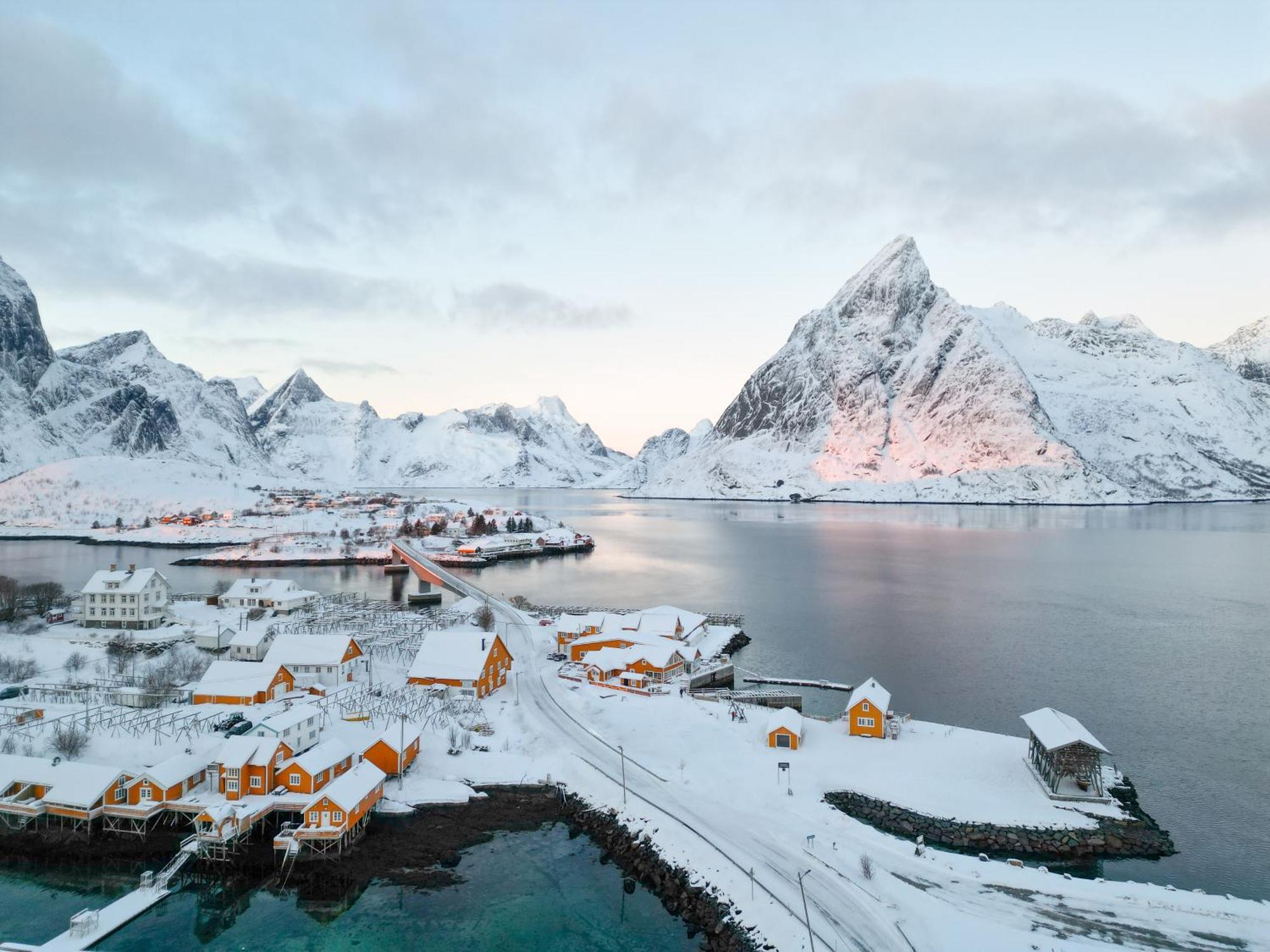 The Famous Yellow House Reine Exterior foto