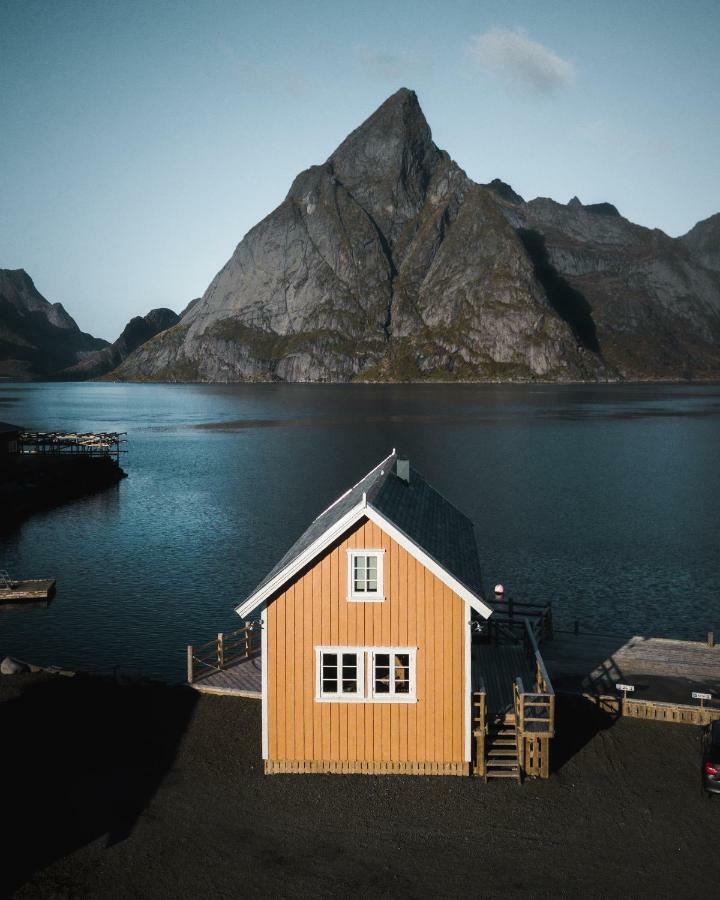 The Famous Yellow House Reine Exterior foto